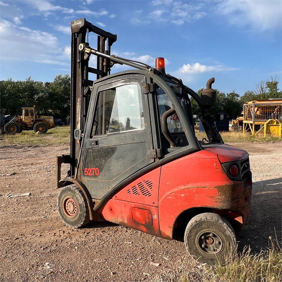 Linde H35D - Villás targonca: 3 kép. Linde H35D - Villás targonca: 3 kép.