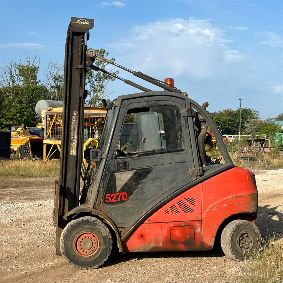 Linde H35D - Villás targonca: 2 kép. Linde H35D - Villás targonca: 2 kép.