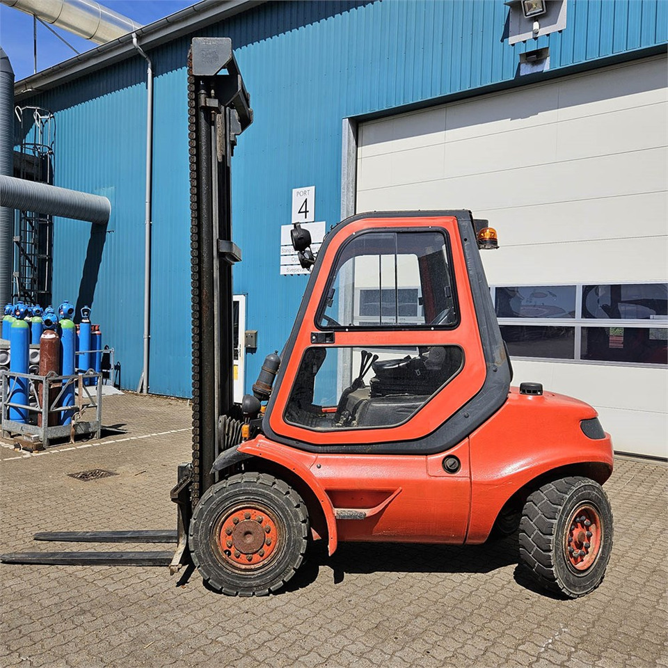 Linde H40D-04 - Villás targonca: 2 kép. Linde H40D-04 - Villás targonca: 2 kép.