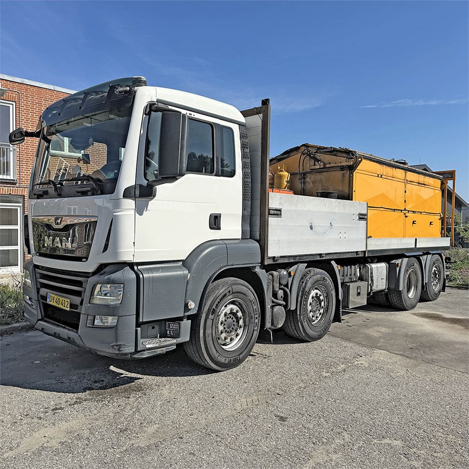 MAN TG 35. 8x2-6 BL - Platós teherautó, Bitumenszóró: 2 kép. MAN TG 35. 8x2-6 BL - Platós teherautó, Bitumenszóró: 2 kép.