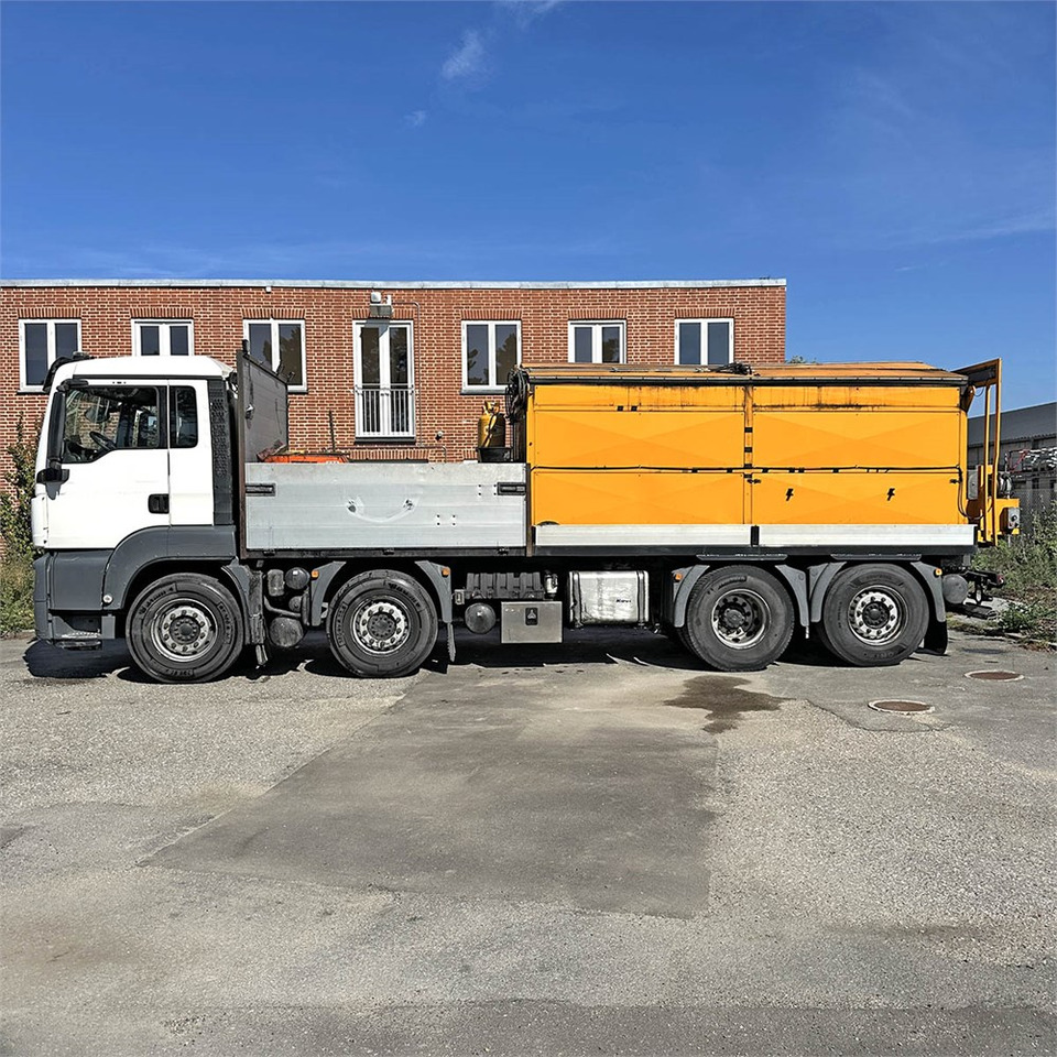 MAN TG 35. 8x2-6 BL - Platós teherautó, Bitumenszóró: 3 kép. MAN TG 35. 8x2-6 BL - Platós teherautó, Bitumenszóró: 3 kép.