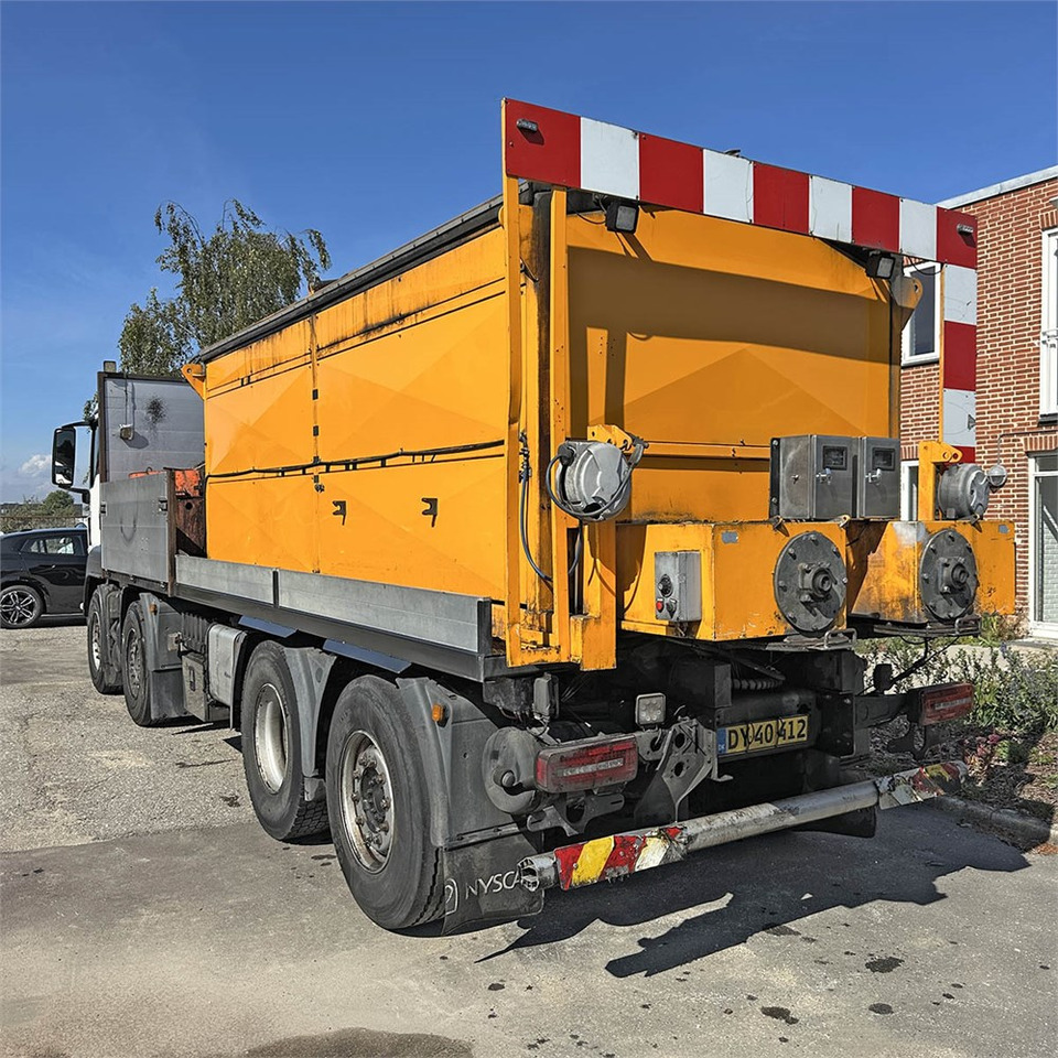MAN TG 35. 8x2-6 BL - Platós teherautó, Bitumenszóró: 4 kép. MAN TG 35. 8x2-6 BL - Platós teherautó, Bitumenszóró: 4 kép.
