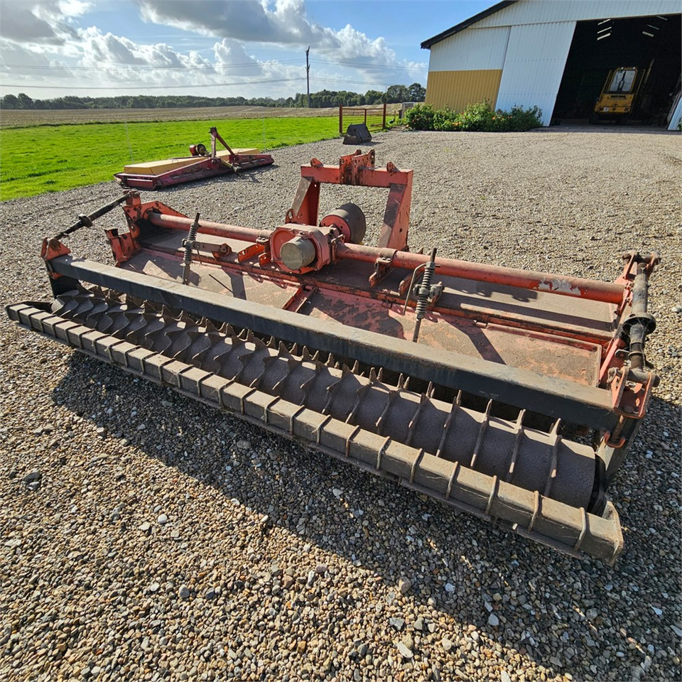 Maschio CB300 - Talajmaró: 1 kép. Maschio CB300 - Talajmaró: 1 kép.