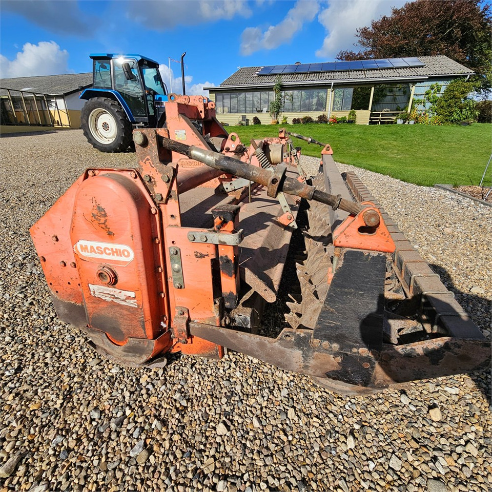 Maschio CB300 - Talajmaró: 3 kép. Maschio CB300 - Talajmaró: 3 kép.