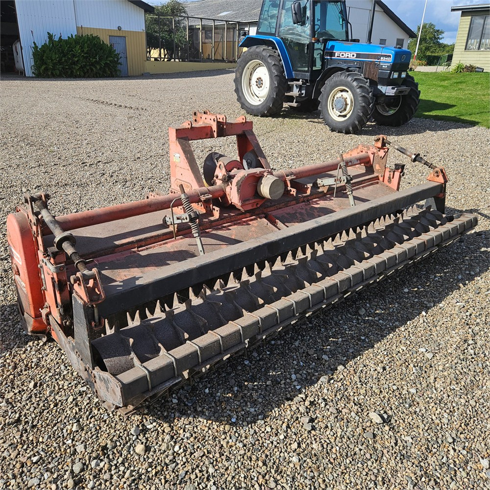 Maschio CB300 - Talajmaró: 2 kép. Maschio CB300 - Talajmaró: 2 kép.