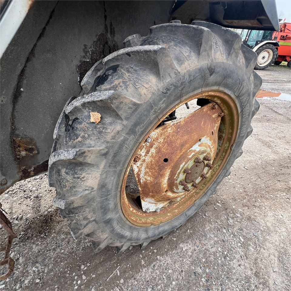 Traktor Massey Ferguson 355: 32 kép.