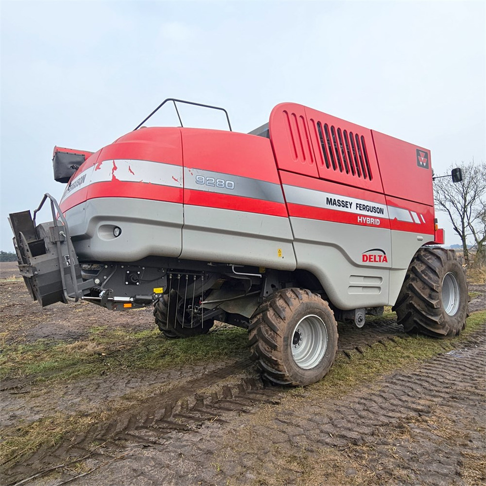 Massey Ferguson 9280 Hybrid - Betakarító gép: 5 kép. Massey Ferguson 9280 Hybrid - Betakarító gép: 5 kép.