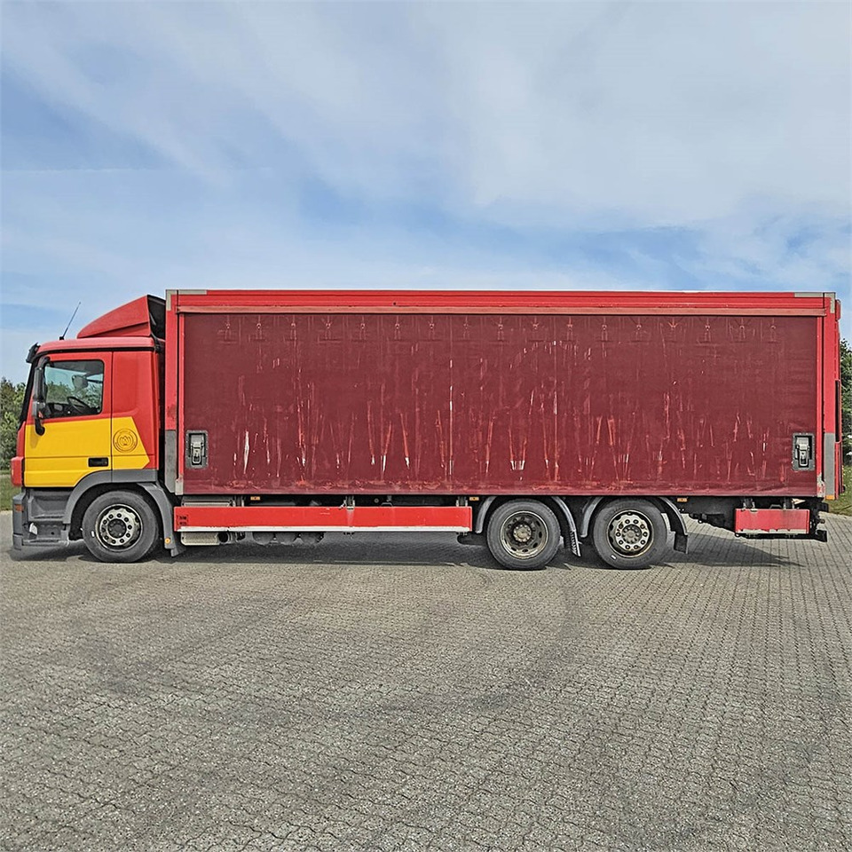 Mercedes Actros 2541 - Dobozos felépítményű teherautó: 2 kép. Mercedes Actros 2541 - Dobozos felépítményű teherautó: 2 kép.