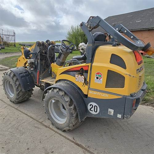 Mustang AL506 - Mini homlokrakodó: 3 kép. Mustang AL506 - Mini homlokrakodó: 3 kép.