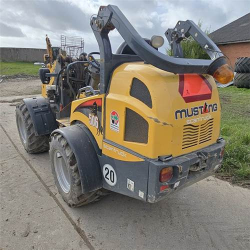 Mustang AL506 - Mini homlokrakodó: 4 kép. Mustang AL506 - Mini homlokrakodó: 4 kép.