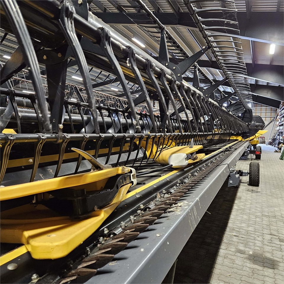 New Holland CT14 - Betakarító gép: 3 kép. New Holland CT14 - Betakarító gép: 3 kép.