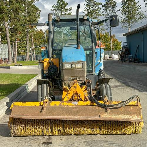 New Holland TS90 - Traktor: 2 kép. New Holland TS90 - Traktor: 2 kép.