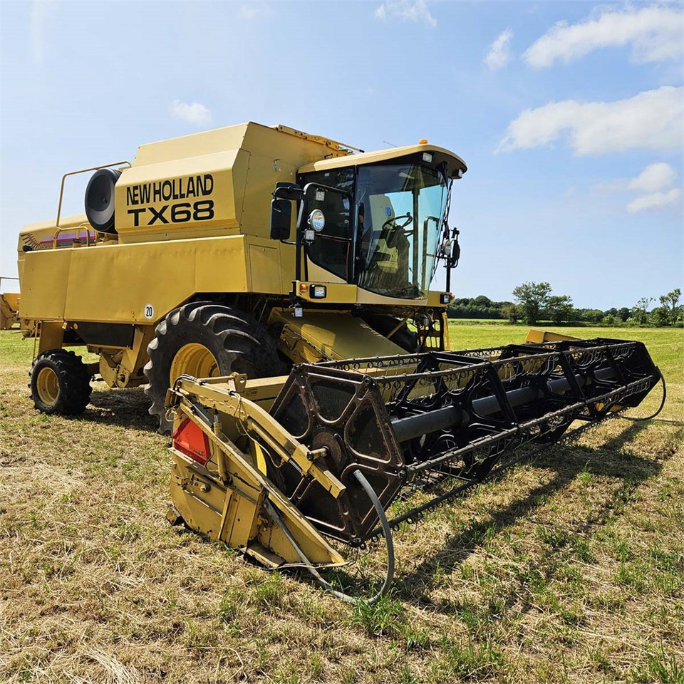 New Holland TX68 - Betakarító gép: 4 kép. New Holland TX68 - Betakarító gép: 4 kép.