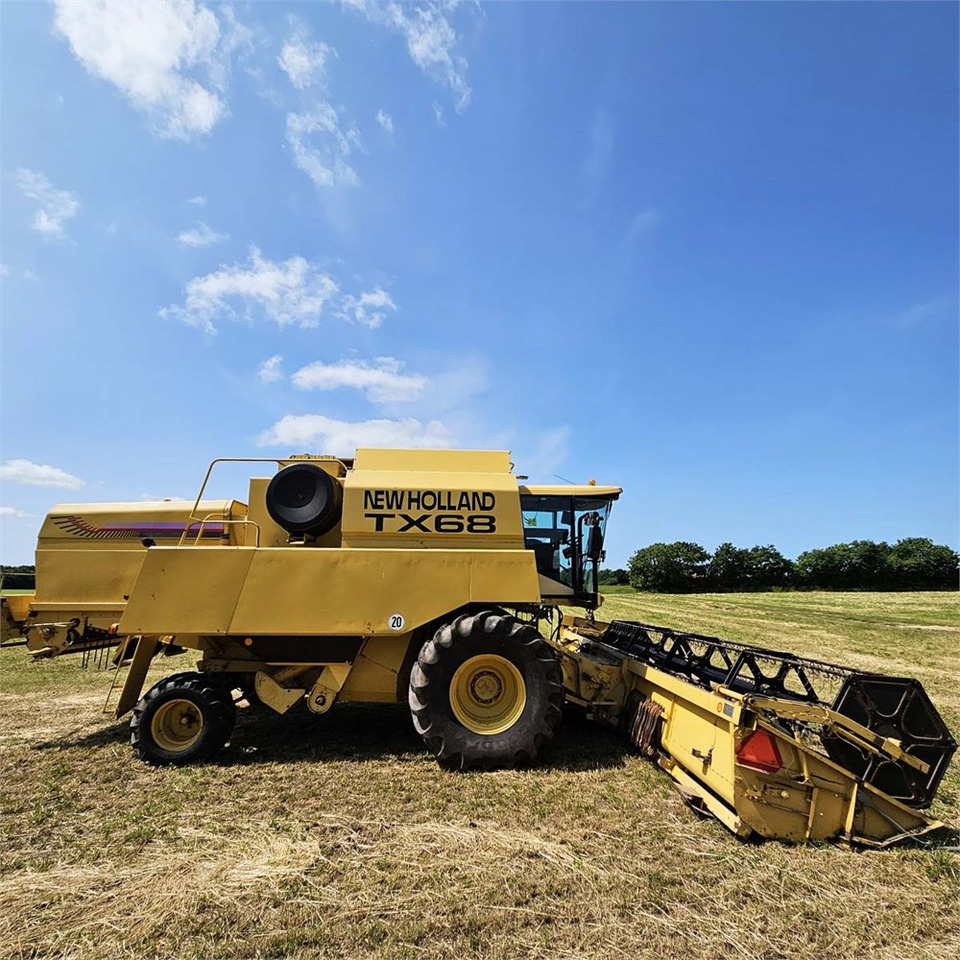 New Holland TX68 - Betakarító gép: 5 kép. New Holland TX68 - Betakarító gép: 5 kép.