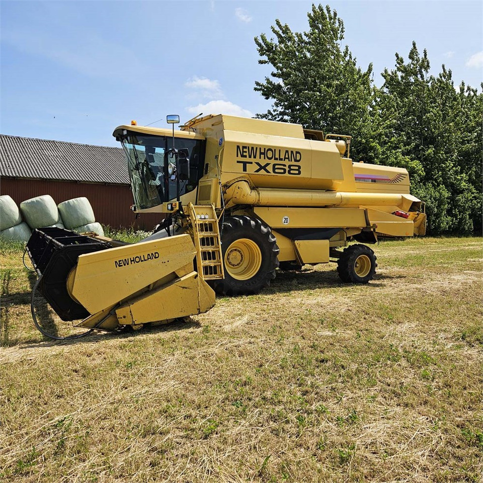 New Holland TX68 - Betakarító gép: 1 kép. New Holland TX68 - Betakarító gép: 1 kép.