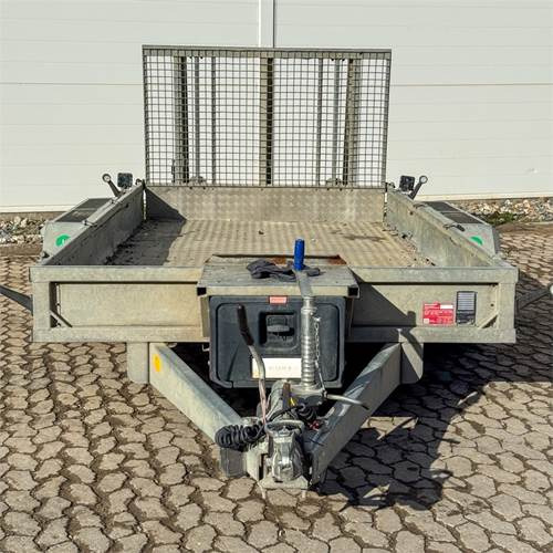 Nugent P3718 - Autó utánfutó: 2 kép. Nugent P3718 - Autó utánfutó: 2 kép.