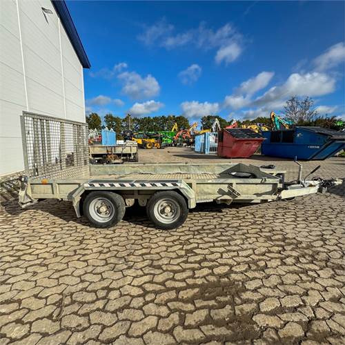 Nugent P3718 - Autó utánfutó: 3 kép. Nugent P3718 - Autó utánfutó: 3 kép.