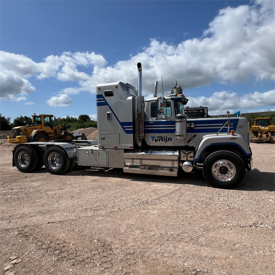 Mack Superliner lízing Mack Superliner: 13 kép.