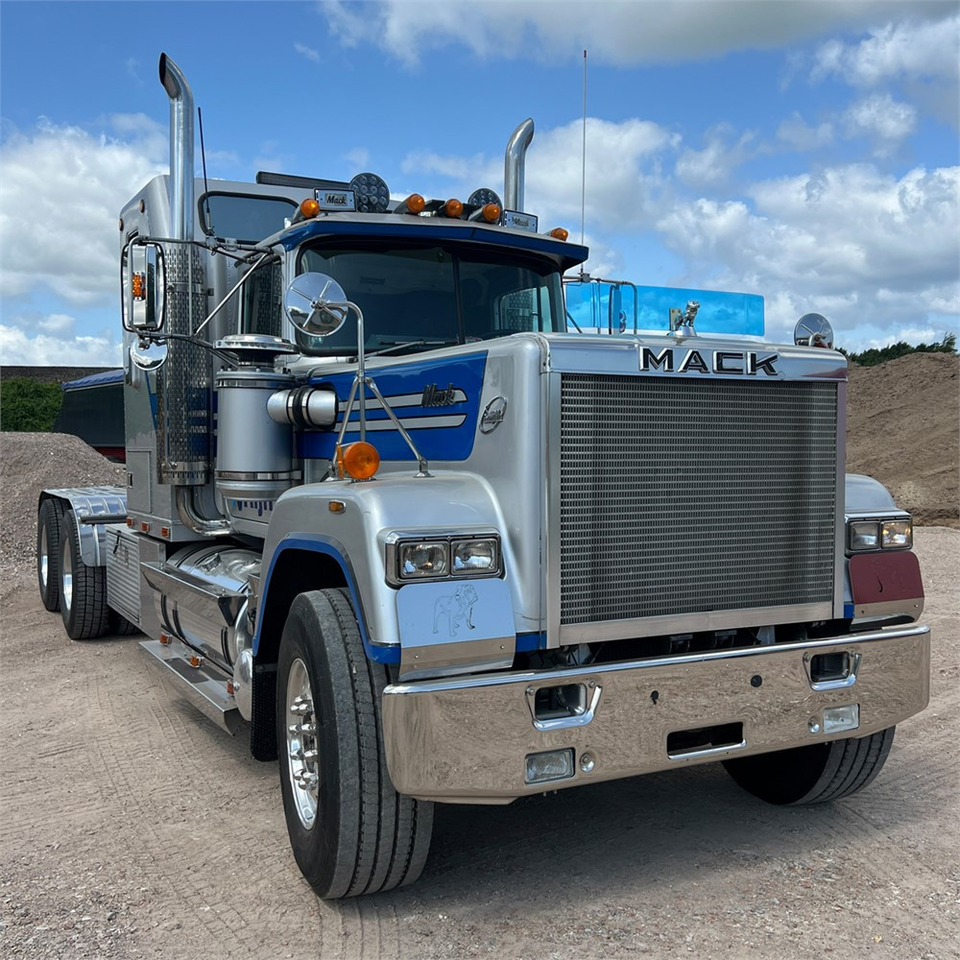 Mack Superliner - Nyergesvontató: 2 kép. Mack Superliner - Nyergesvontató: 2 kép.