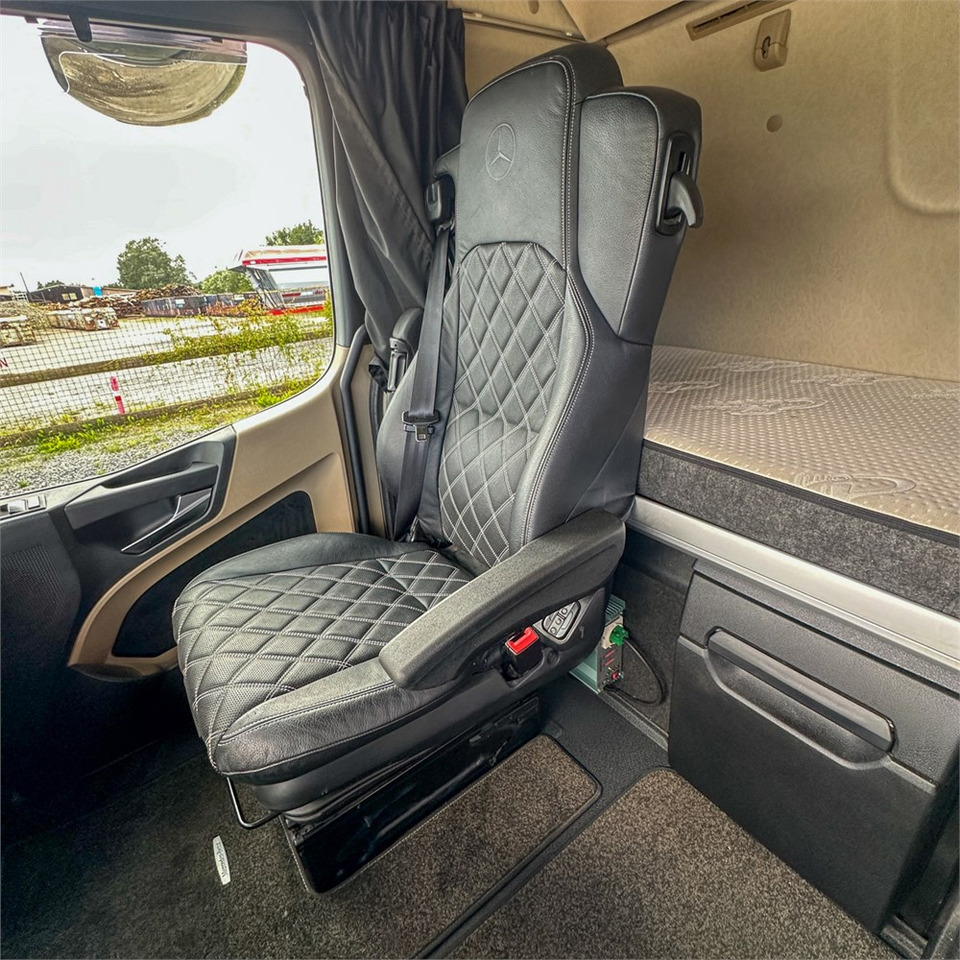 Nyergesvontató Mercedes 2653 LSDNA 6X2 Gigaspace: 13 kép.