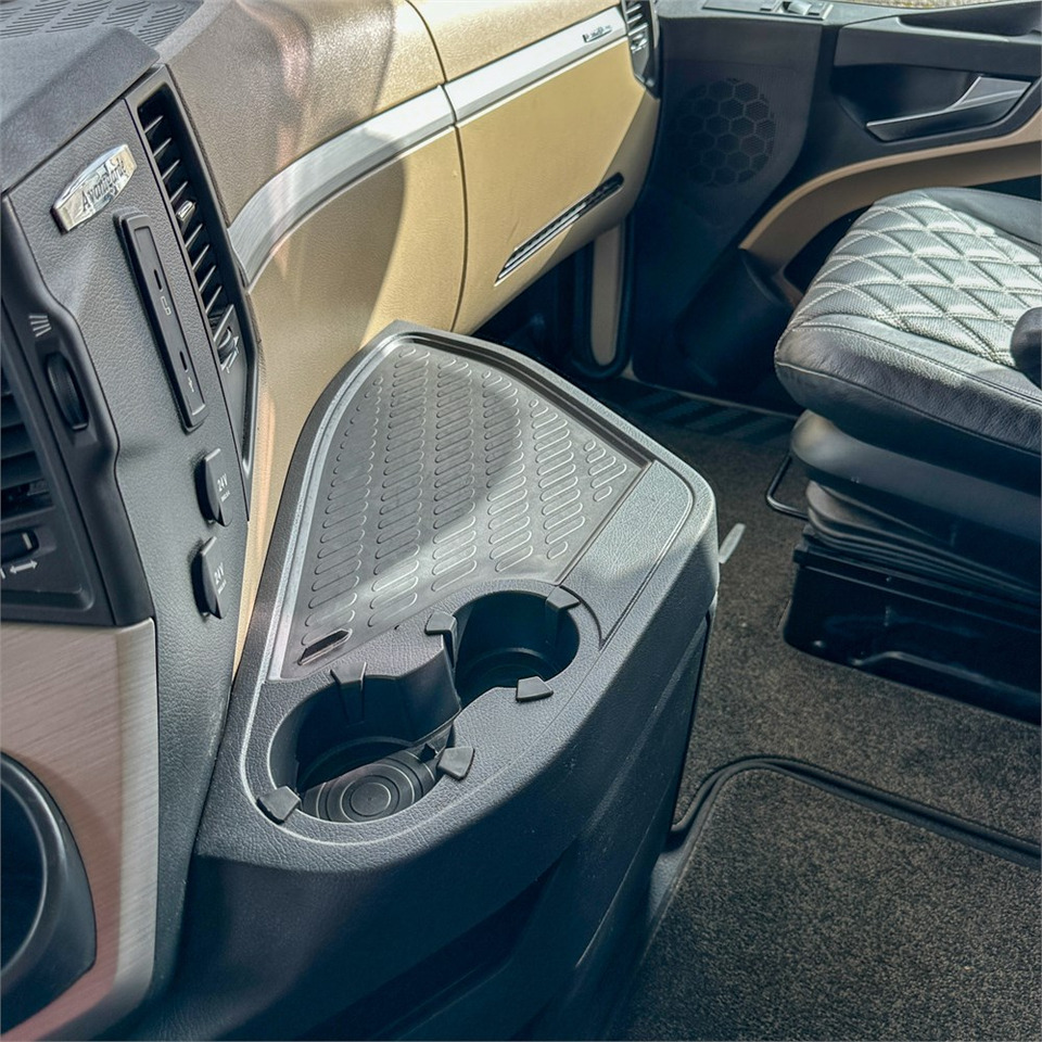 Nyergesvontató Mercedes 2653 LSDNA 6X2 Gigaspace: 29 kép.