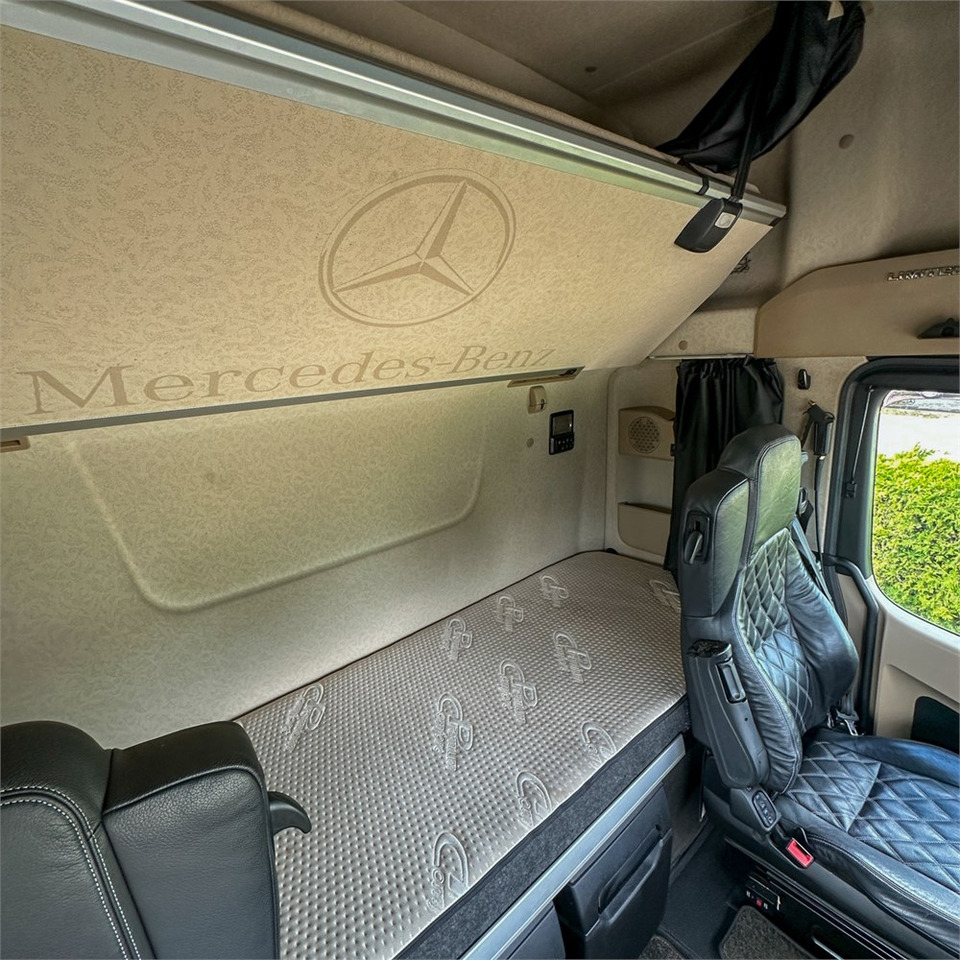 Nyergesvontató Mercedes 2653 LSDNA 6X2 Gigaspace: 16 kép.