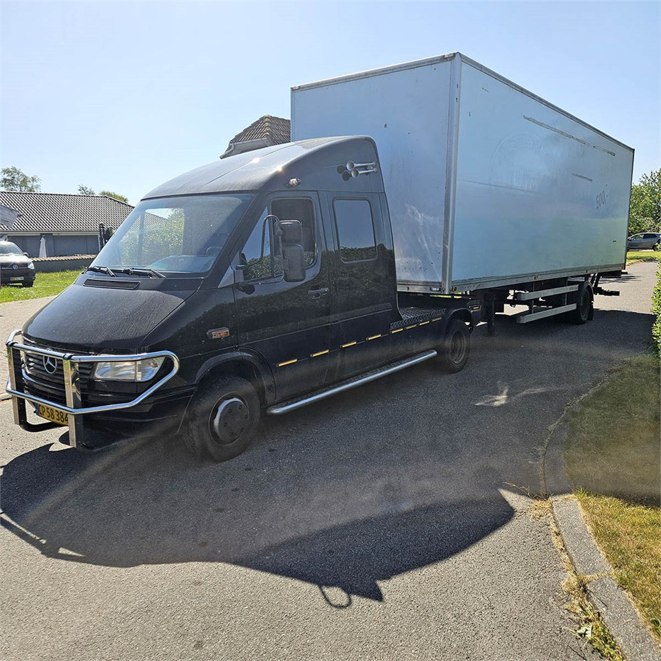 Mercedes 412 D - Nyergesvontató: 5 kép. Mercedes 412 D - Nyergesvontató: 5 kép.