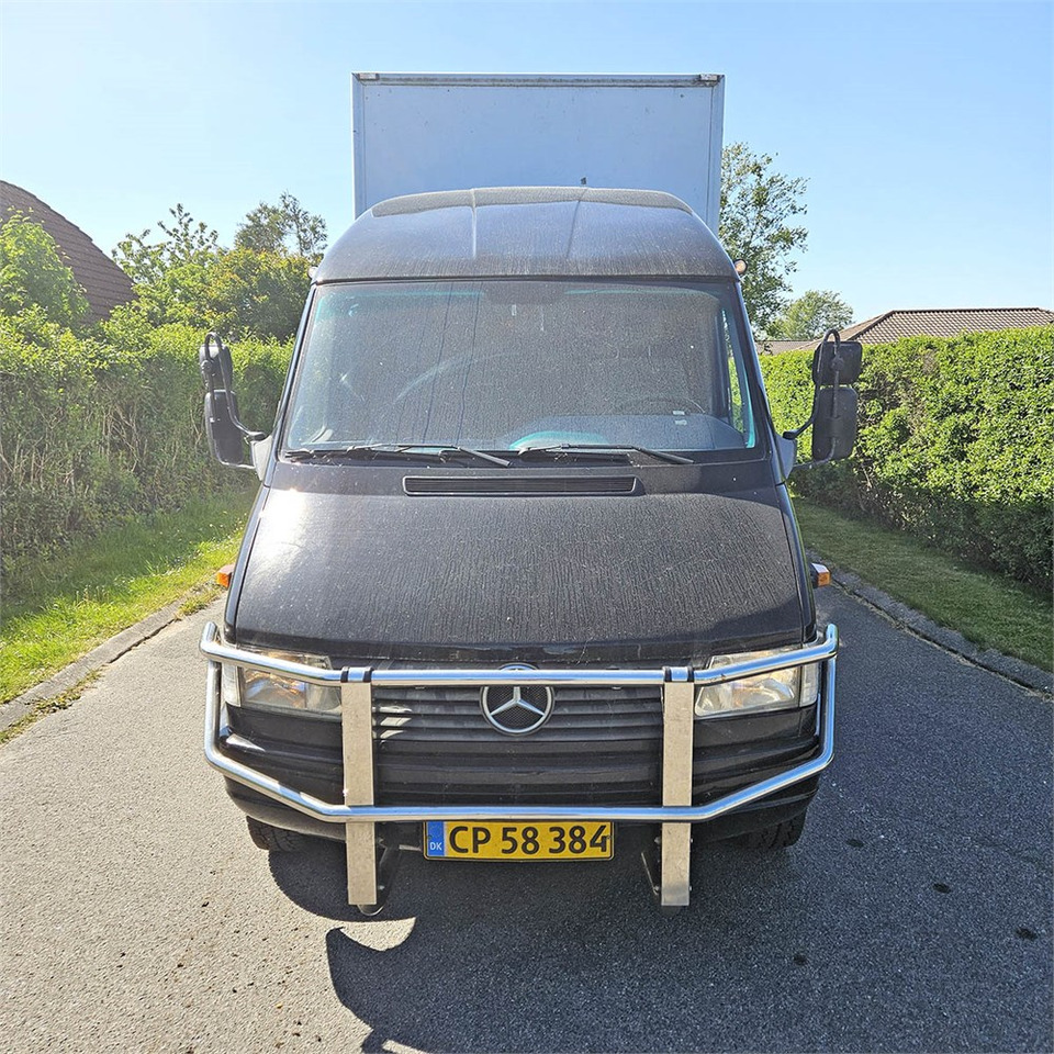Mercedes 412 D - Nyergesvontató: 4 kép. Mercedes 412 D - Nyergesvontató: 4 kép.