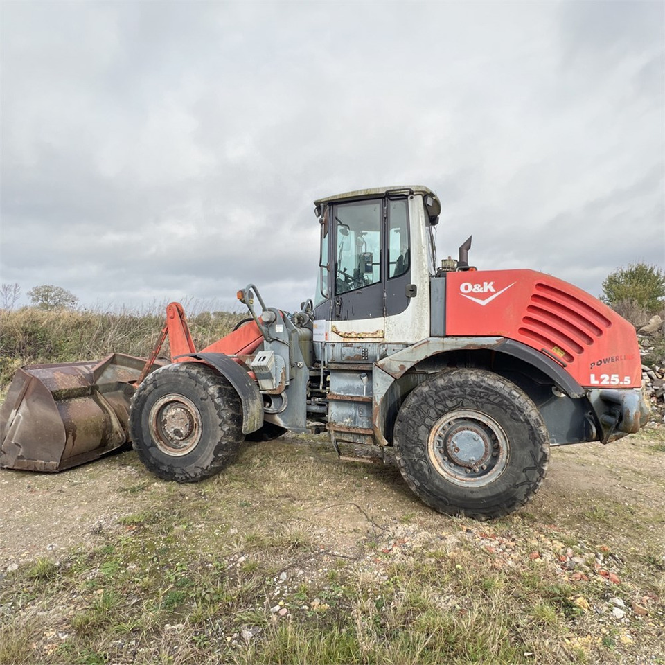 O&K L25.5 - Gumikerekes homlokrakodó: 3 kép. O&K L25.5 - Gumikerekes homlokrakodó: 3 kép.