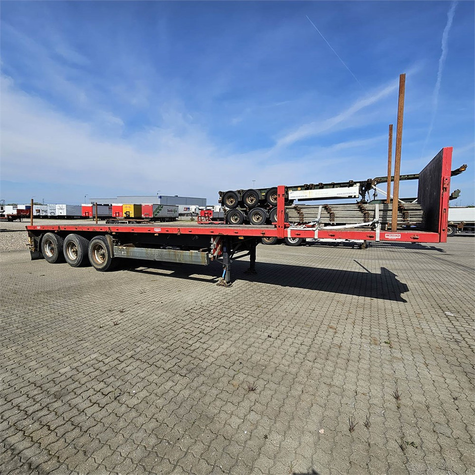 Pacton Flatbed - Platós félpótkocsi: 3 kép. Pacton Flatbed - Platós félpótkocsi: 3 kép.