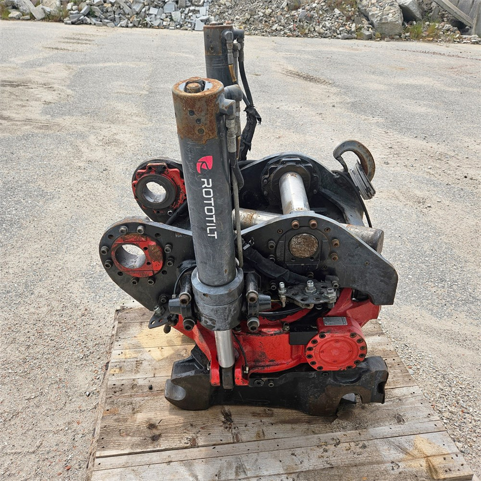 Rototilt R6 - Tiltrotátor - Kotrógép: 2 kép. Rototilt R6 - Tiltrotátor - Kotrógép: 2 kép.