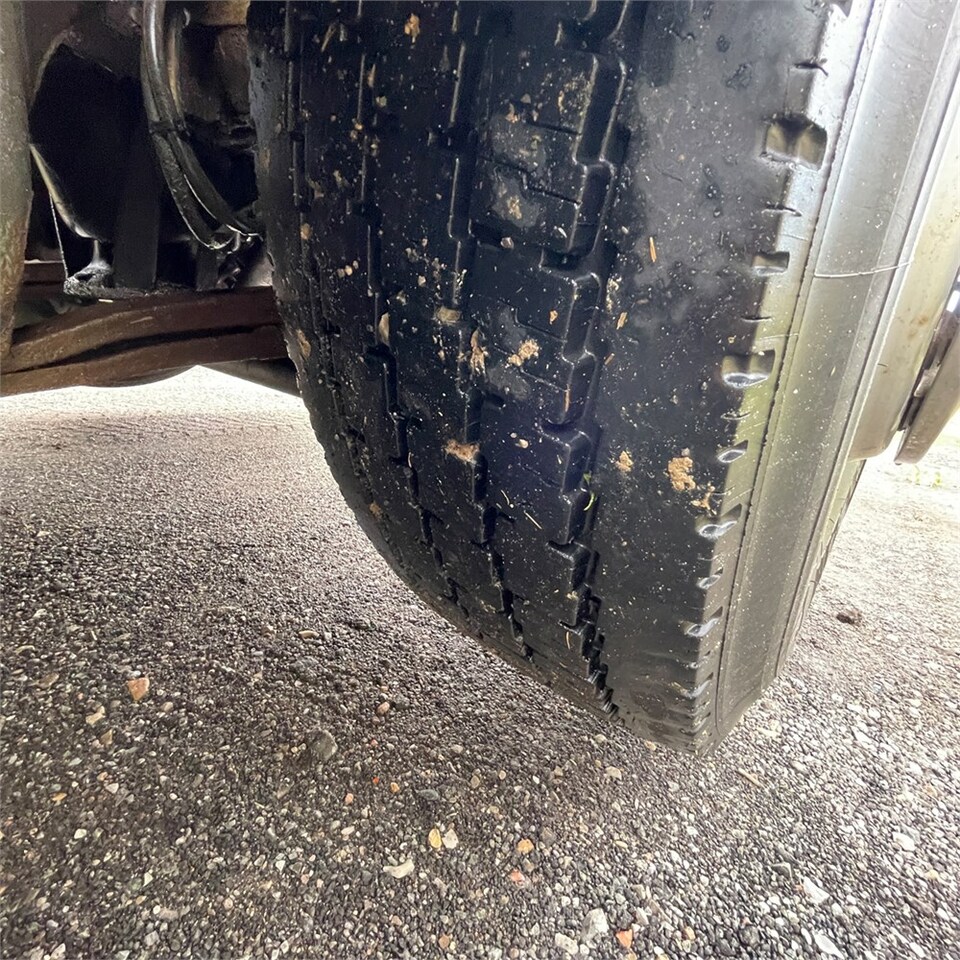 Platós teherautó Scania 124G: 36 kép.