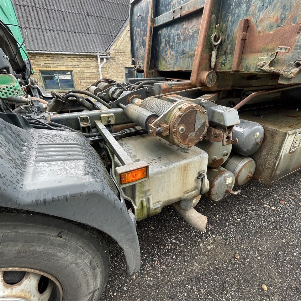 Platós teherautó Scania 124G: 14 kép.