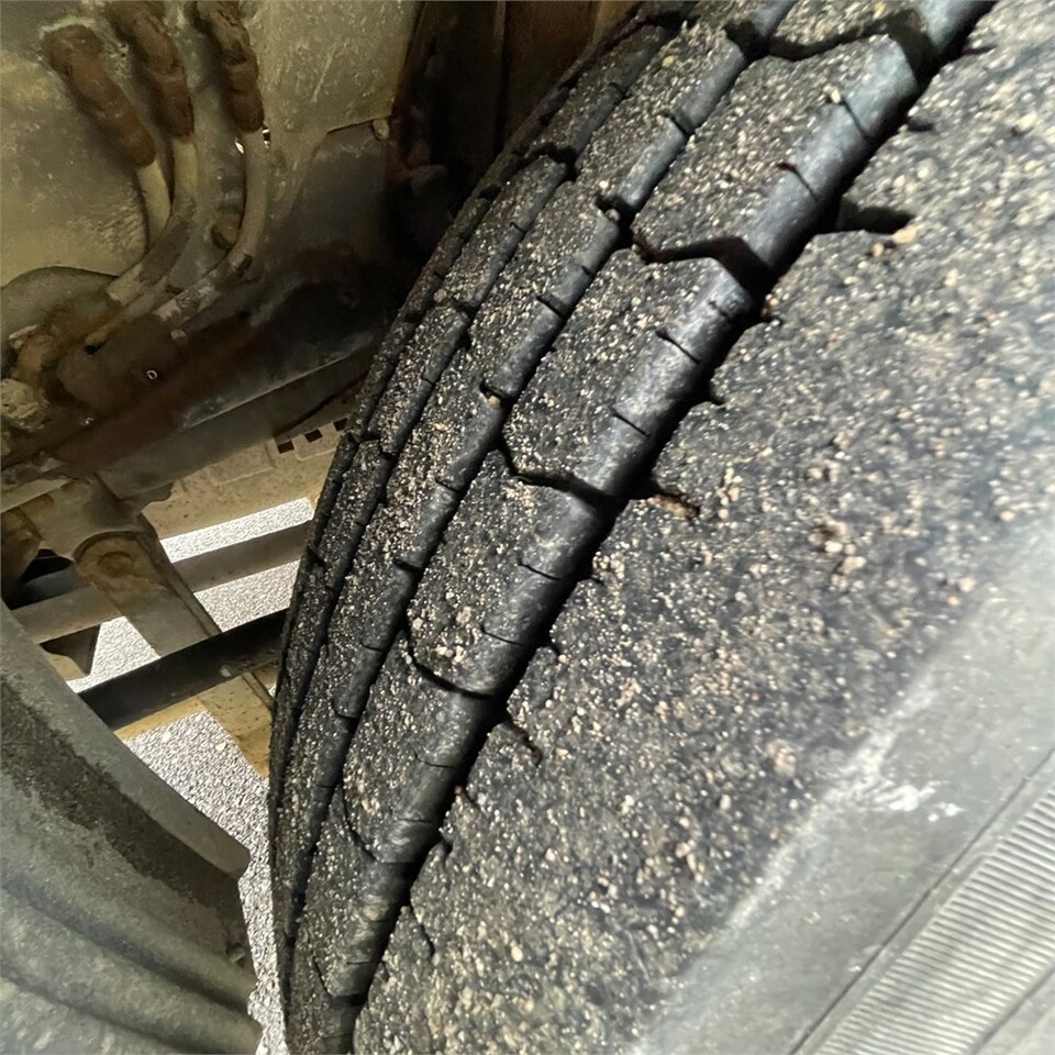 Platós teherautó Scania 124G: 40 kép.