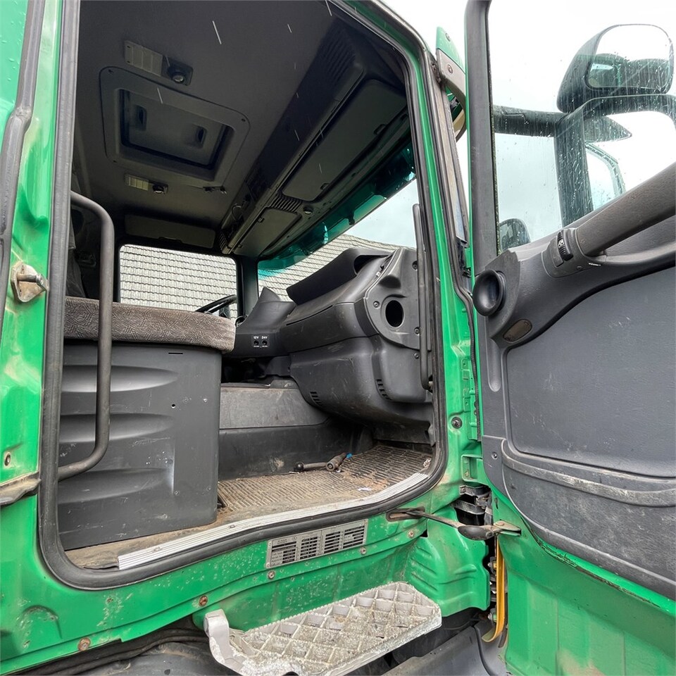 Platós teherautó Scania 124G: 29 kép.