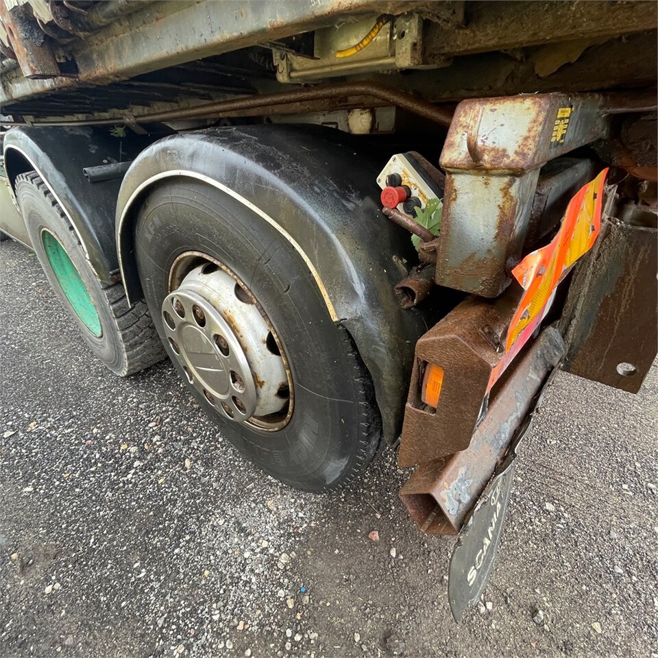 Platós teherautó Scania 124G: 33 kép.