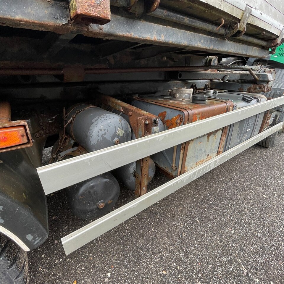 Platós teherautó Scania 124G: 34 kép.