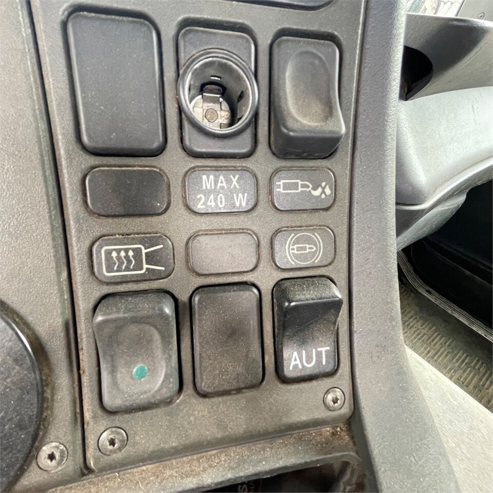 Platós teherautó Scania 124G: 27 kép.