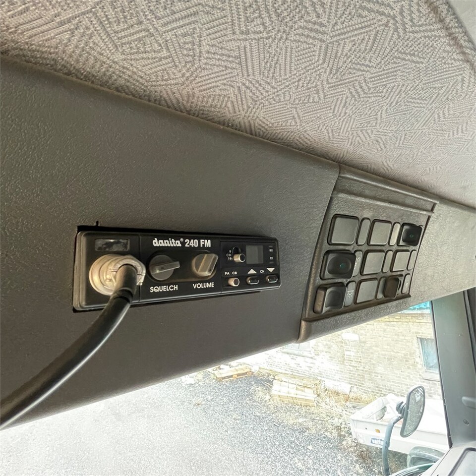 Platós teherautó Scania 124G: 25 kép.