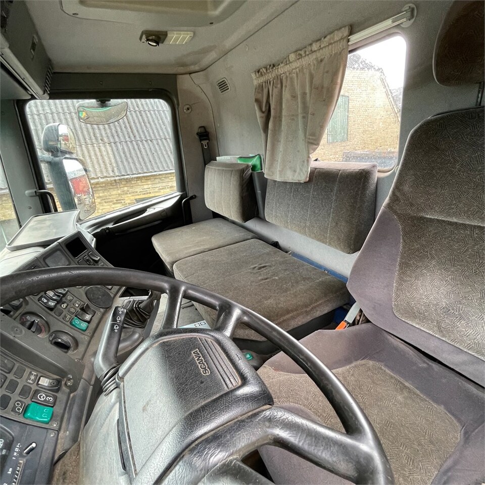 Platós teherautó Scania 124G: 20 kép.