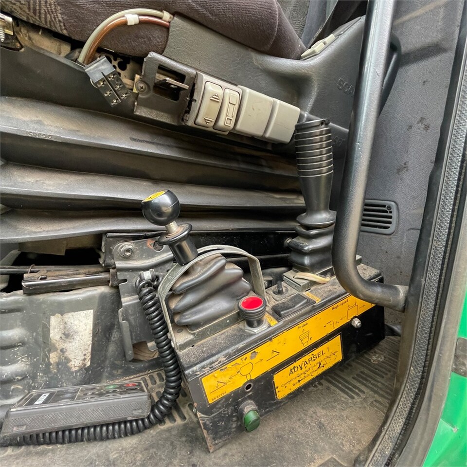 Platós teherautó Scania 124G: 19 kép.