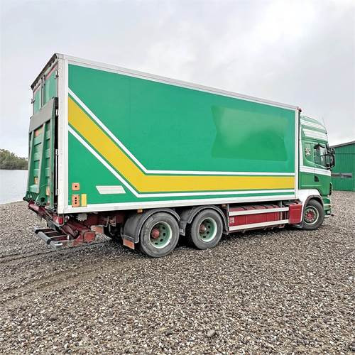 Dobozos felépítményű teherautó Scania R500: 18 kép.