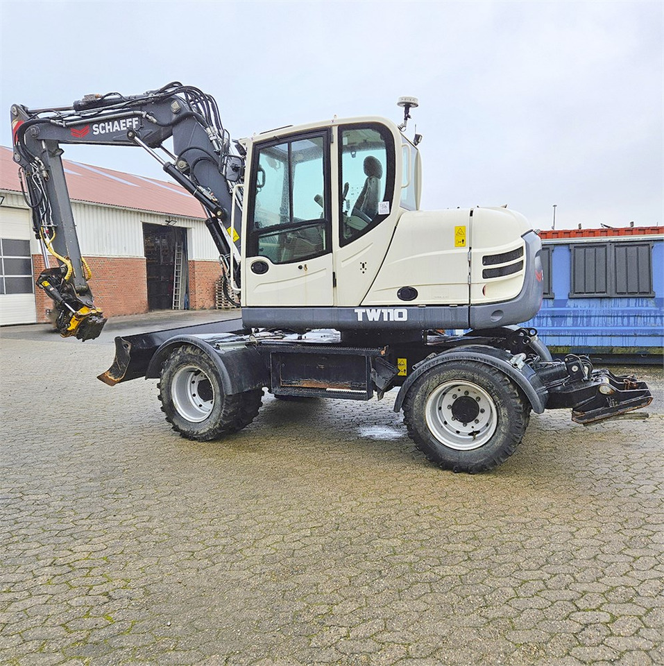 Schaeff-Terex TW110 - Gumikerekes kotró: 2 kép. Schaeff-Terex TW110 - Gumikerekes kotró: 2 kép.