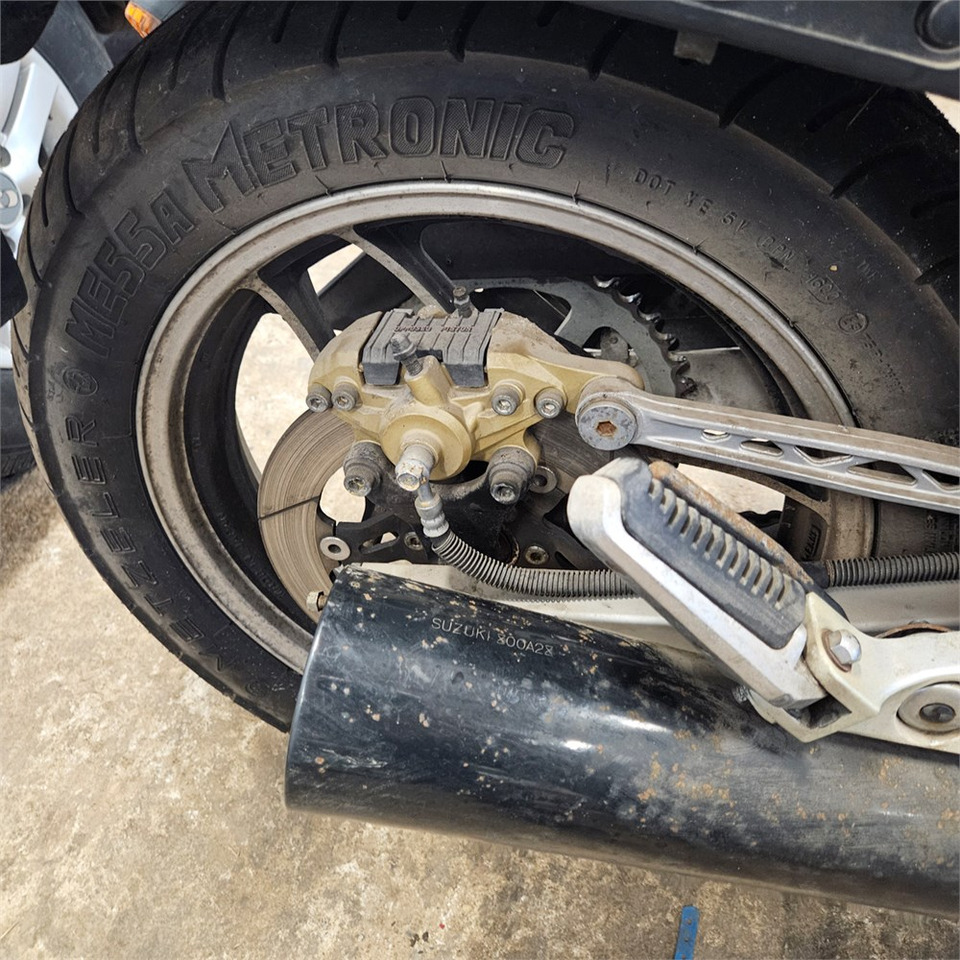 Motorkerékpár Suzuki GSX1100EF: 31 kép.