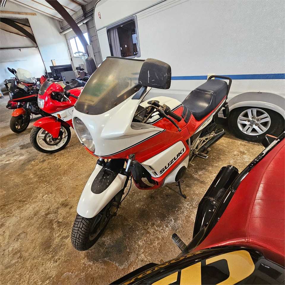 Motorkerékpár Suzuki GSX1100EF: 6 kép.