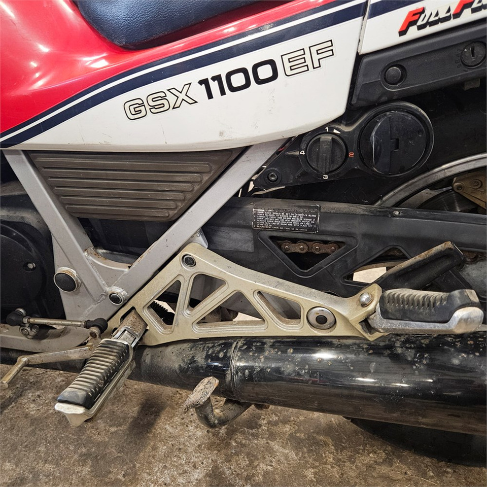 Motorkerékpár Suzuki GSX1100EF: 28 kép.