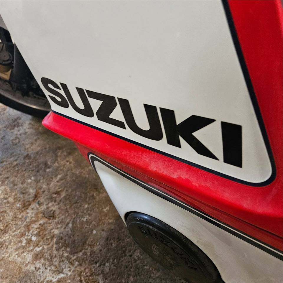 Motorkerékpár Suzuki GSX1100EF: 20 kép.