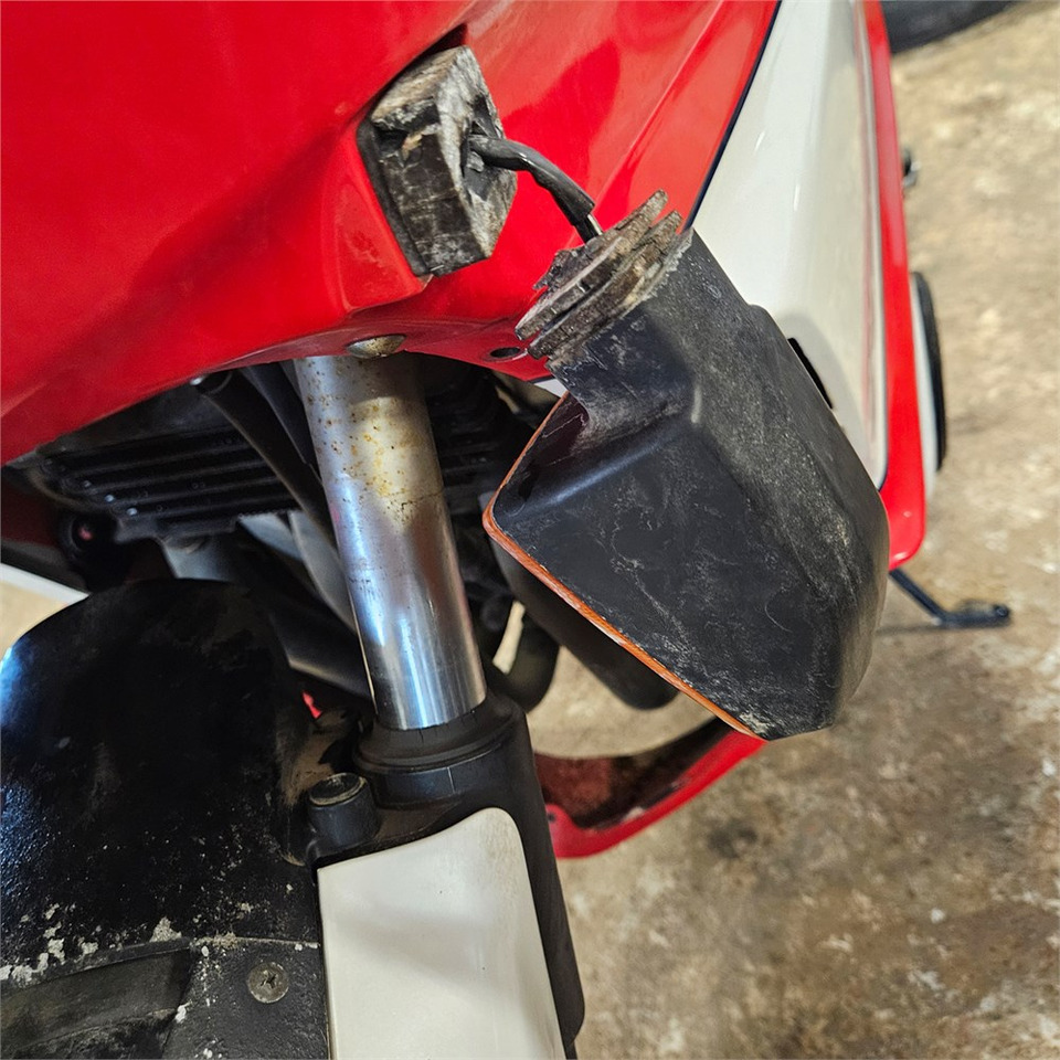 Motorkerékpár Suzuki GSX1100EF: 26 kép.