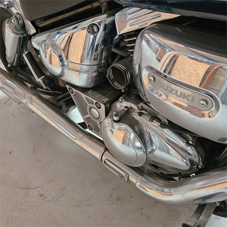 Motorkerékpár Suzuki Marauder VZ 800: 25 kép. Motorkerékpár Suzuki Marauder VZ 800: 25 kép.