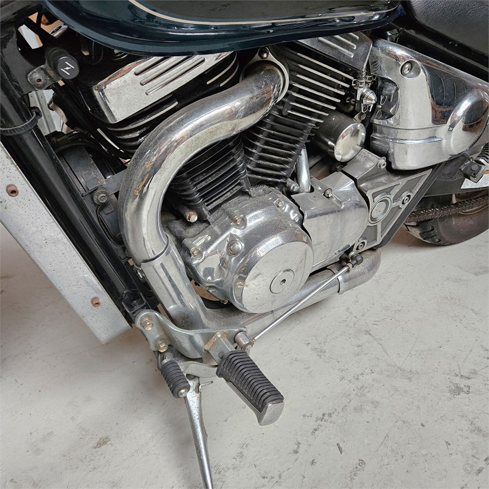 Motorkerékpár Suzuki Marauder VZ 800: 16 kép. Motorkerékpár Suzuki Marauder VZ 800: 16 kép.